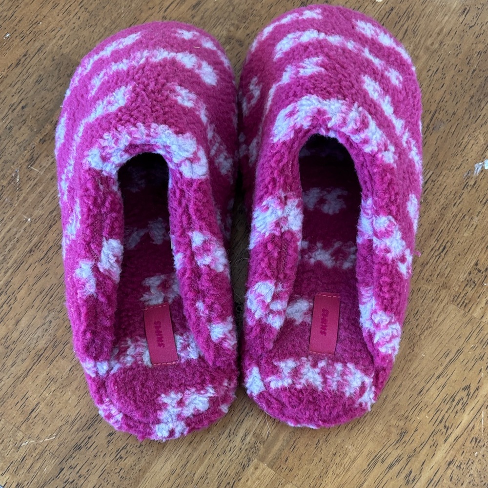 SKIMS Fuzzy Pink and White Slippers